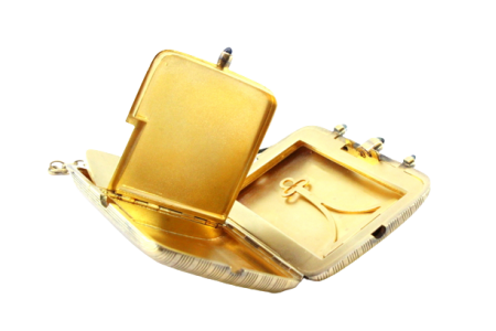 Caixa de toilette em prata dourada com frisos ao alto e duas divisórias no interior, ornamentado com cinco cabochões de cor azul e corrente em malha cadeado.